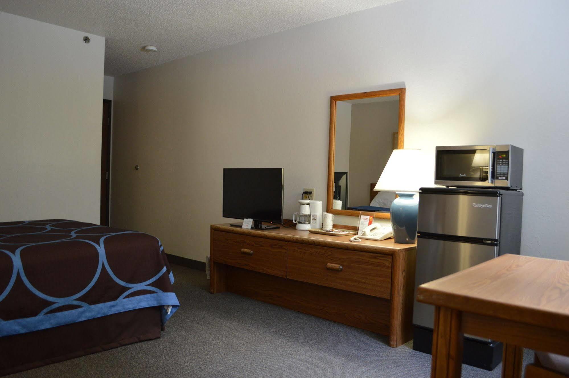 Super 8 By Wyndham Park Rapids Hotel Exterior photo